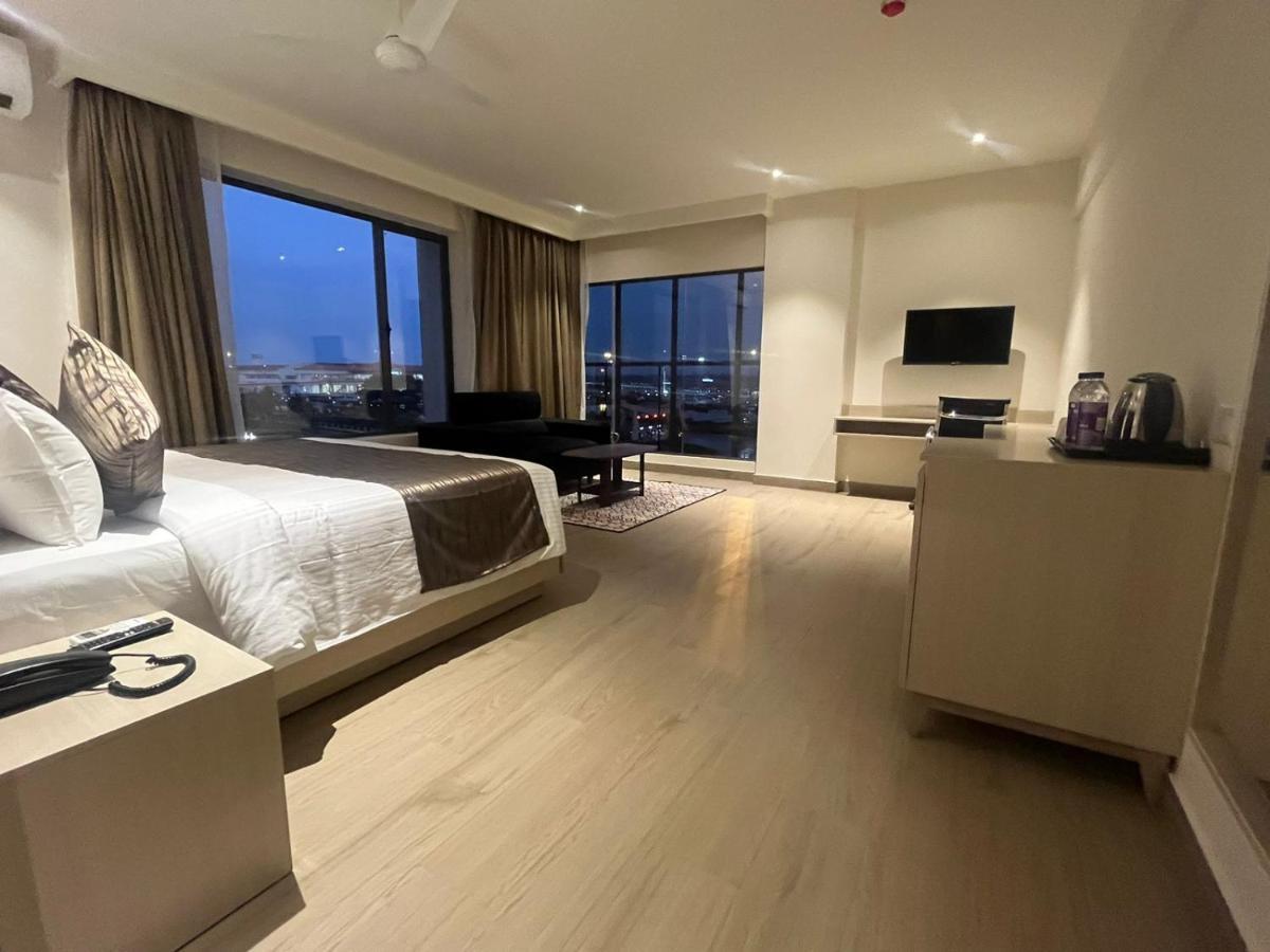 Presidency Airport Hotel Kochi Екстер'єр фото