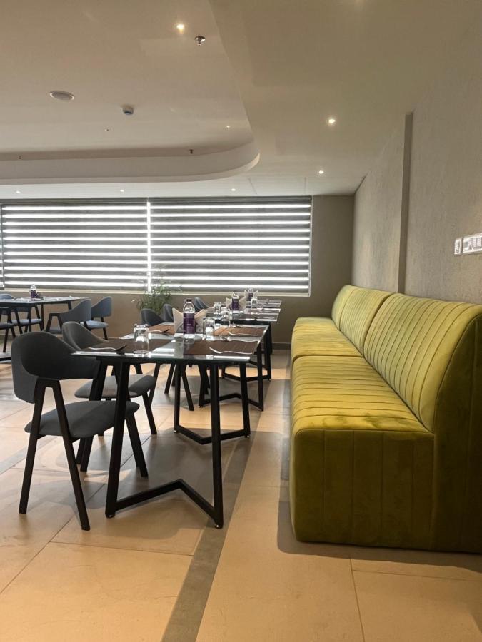 Presidency Airport Hotel Kochi Екстер'єр фото
